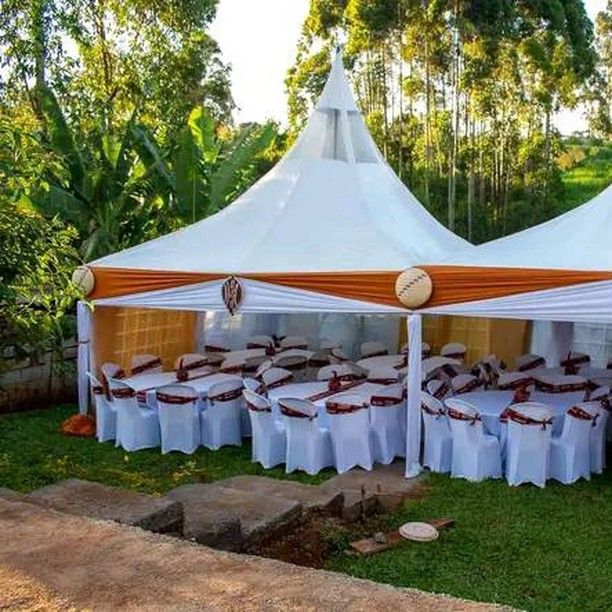 Outdoor event tent for a large guest setup